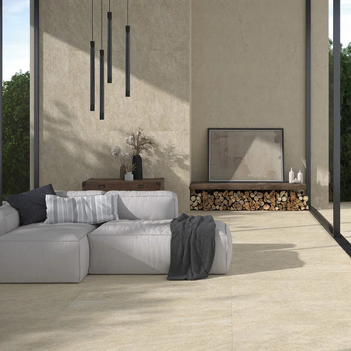 Salotto con pavimenti e rivestimenti Dolomia Beige di Herberia Ceramiche in gres porcellanato effetto pietra 60x120 cm 