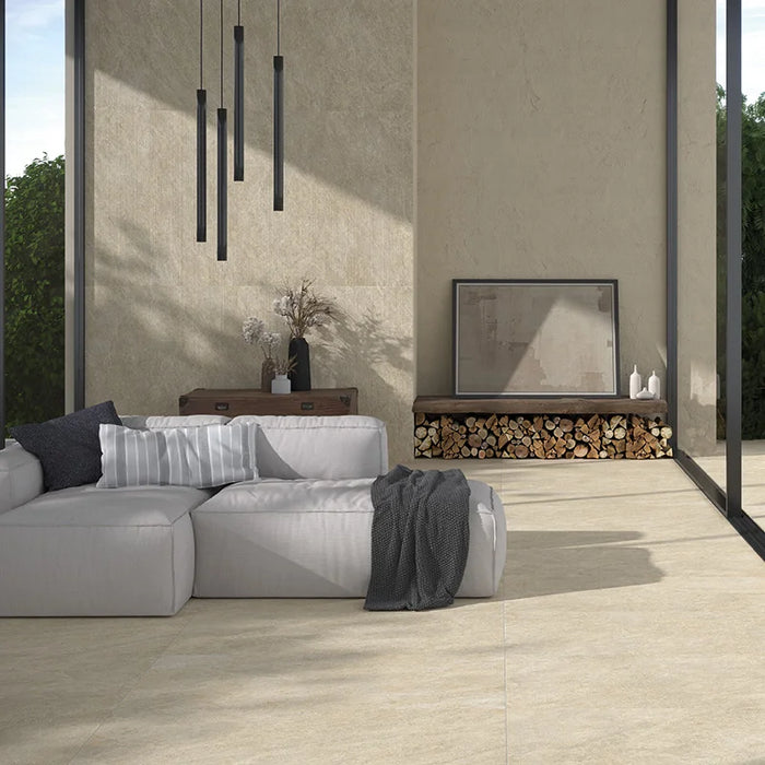 Salotto con pavimenti e rivestimenti Dolomia Beige di Herberia Ceramiche in gres porcellanato effetto pietra 60x120 cm 