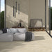Salotto con pavimenti e rivestimenti Dolomia Beige di Herberia Ceramiche in gres porcellanato effetto pietra 60x120 cm 