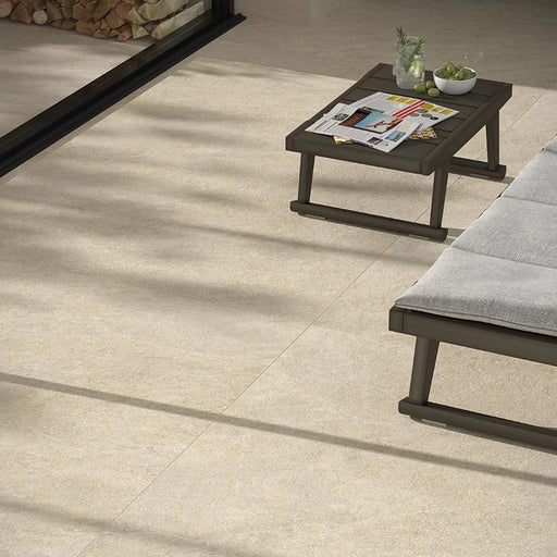 Spazio esterno con pavimento Dolomia Beige di Herberia Ceramiche in gres porcellanato effetto pietra 60x120 cm