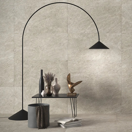 Dettaglio piastrella per rivestimenti in gres porcellanato effetto pietra rigata della collezione Dolomia di Herberia Ceramiche, formato 60x120, colore Grey