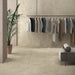 Negozio di abbigliamento con pavimento Dolomia Taupe di Herberia Ceramiche in gres porcellanato effetto pietra 60x120 cm 
