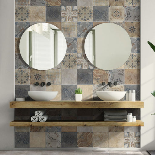 Bagno in stile rustico minimal con doppio lavabo moderno, specchio tondo e rivestimento effetto cotto anticato Cascine di keradom.