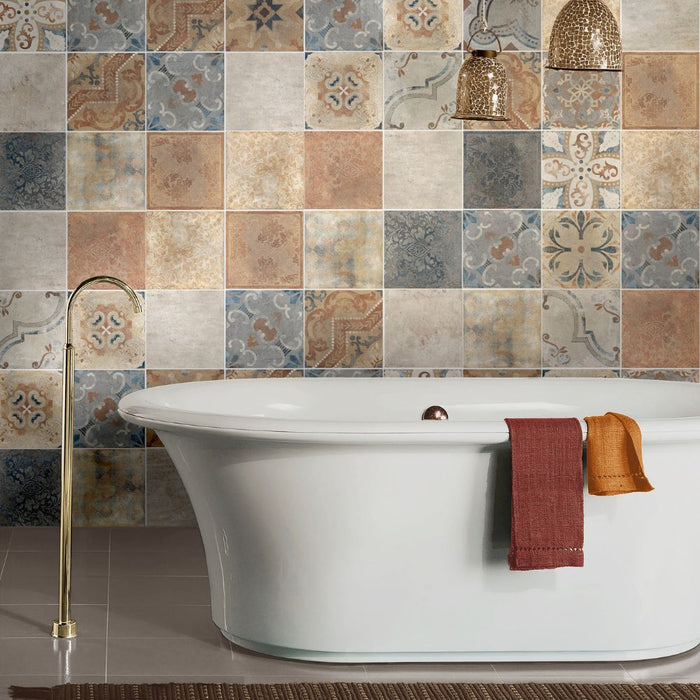 Bagno vintage con vasca bianca in stile inglese e rivestimento ispirato alle antiche cascine toscane con effetto cotto anticato multicolor della collezione Cascine di Keradom.