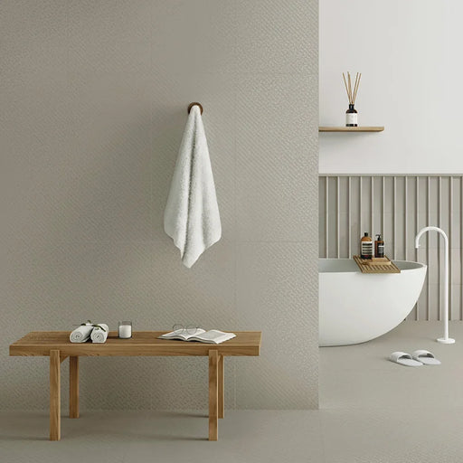 Dettaglio piastrella in gres porcellanato effetto materico con gocce lucide della collezione Aguas di Settecento Ceramica, colore Clay 45x90