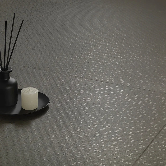 Dettaglio piastrella in gres porcellanato effetto materico con gocce lucide della collezione Aguas di Settecento Ceramica, colore Graphite 45x90