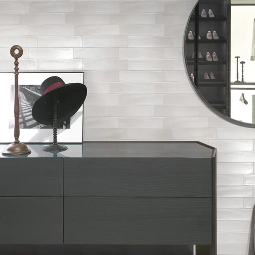 Negozio con per rivestimento in gres porcellanato effetto mattoncino Semilucido 7,5x30 cm della collezione Allure, colore Cotton di Ceramica Settecento