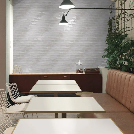 Ristorante con rivestimento in gres porcellanato effetto mattoncino Semilucido 7,5x30 cm della collezione Allure, colore Silk di Ceramica Settecento