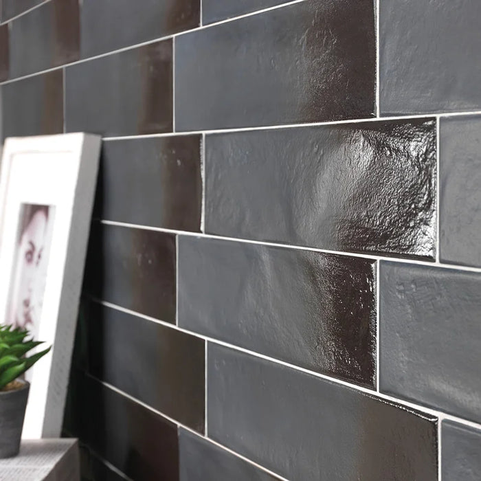 Dettaglio piastrella per rivestimento in gres porcellanato effetto mattoncino Semilucido 7,5x30 cm della collezione Allure, colore Velvet di Ceramica Settecento