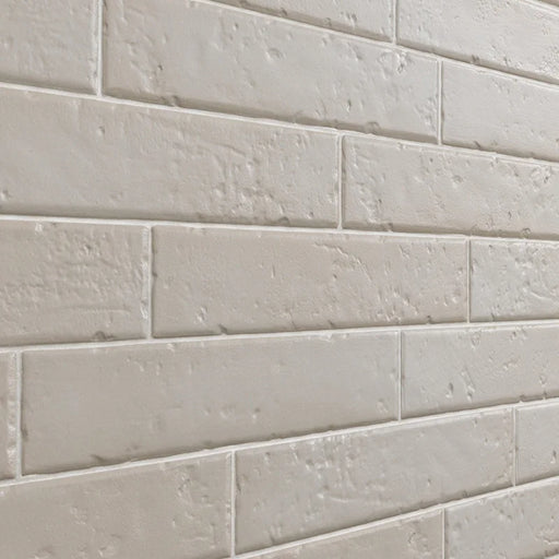 Dettaglio piastrella per rivestimento in gres porcellanato effetto mattoncino rustico opaco 4,5x23 cm della collezione Antique, colore Bisque di Ceramica Settecento