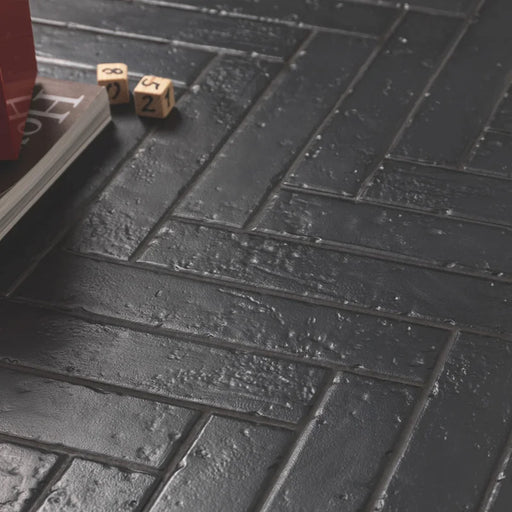 Dettaglio piastrella per rivestimento in gres porcellanato effetto mattoncino rustico opaco 4,5x23 cm della collezione Antique, colore Black di Ceramica Settecento