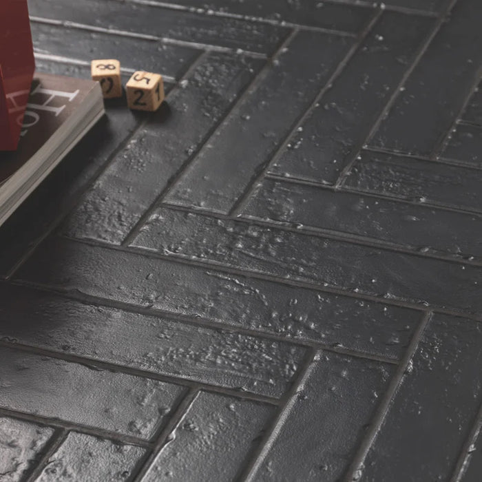 Dettaglio piastrella per rivestimento in gres porcellanato effetto mattoncino rustico opaco 4,5x23 cm della collezione Antique, colore Black di Ceramica Settecento