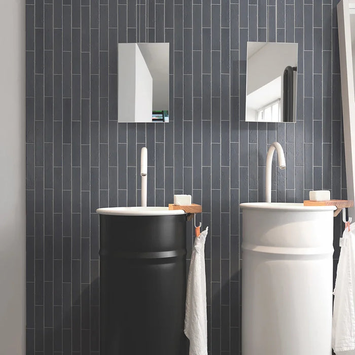 Dettaglio piastrella per rivestimento in gres porcellanato effetto mattoncino rustico opaco 4,5x23 cm della collezione Antique, colore Blue di Ceramica Settecento