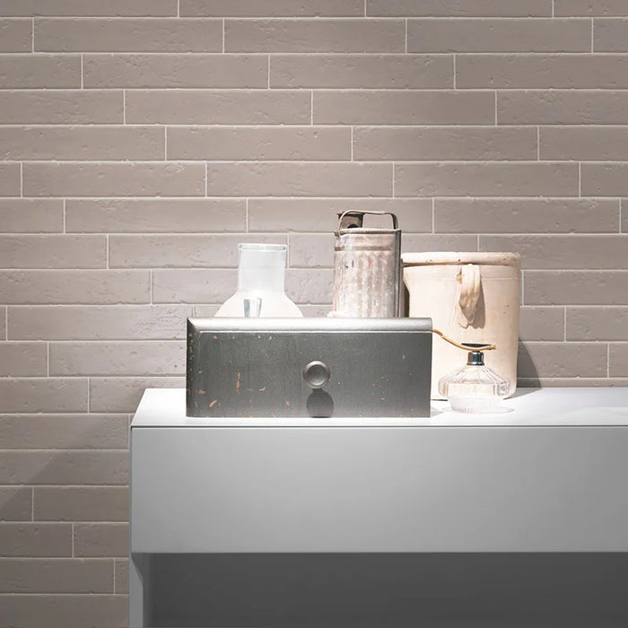 Dettaglio piastrella per rivestimento in gres porcellanato effetto mattoncino rustico opaco 4,5x23 cm della collezione Antique, colore Mud di Ceramica Settecento