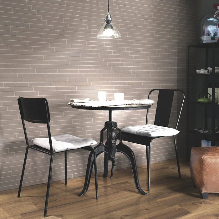 Dettaglio piastrella per rivestimento in gres porcellanato effetto mattoncino rustico opaco 4,5x23 cm della collezione Antique, colore Mud di Ceramica Settecento