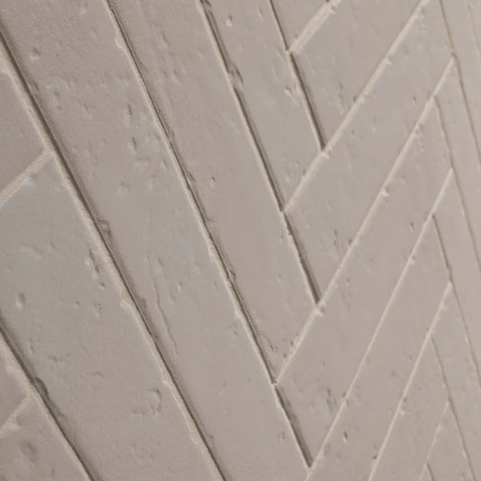 Dettaglio piastrella per rivestimento in gres porcellanato effetto mattoncino rustico opaco 4,5x23 cm della collezione Antique, colore Mud di Ceramica Settecento