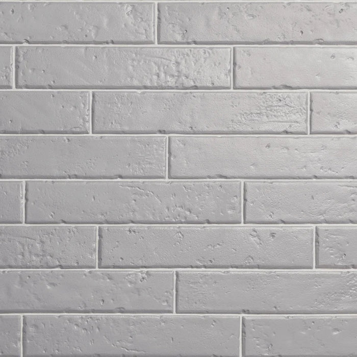 Dettaglio piastrella per rivestimento in gres porcellanato effetto mattoncino rustico opaco 4,5x23 cm della collezione Antique, colore Silver di Ceramica Settecento