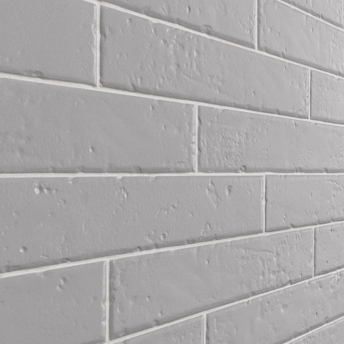 Dettaglio piastrella per rivestimento in gres porcellanato effetto mattoncino rustico opaco 4,5x23 cm della collezione Antique, colore Silver di Ceramica Settecento