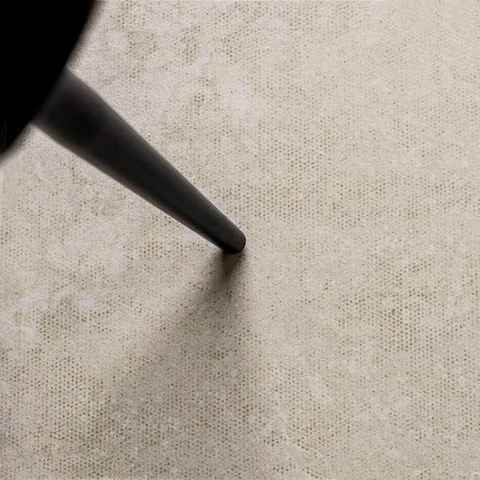 Dettaglio piastrella in gres porcellanato effetto pietra della collezione Artifact di Settecento Ceramica, colore Ash 120x120