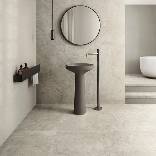 Dettaglio piastrella in gres porcellanato effetto pietra della collezione Artifact di Settecento Ceramica, colore Ash 120x120