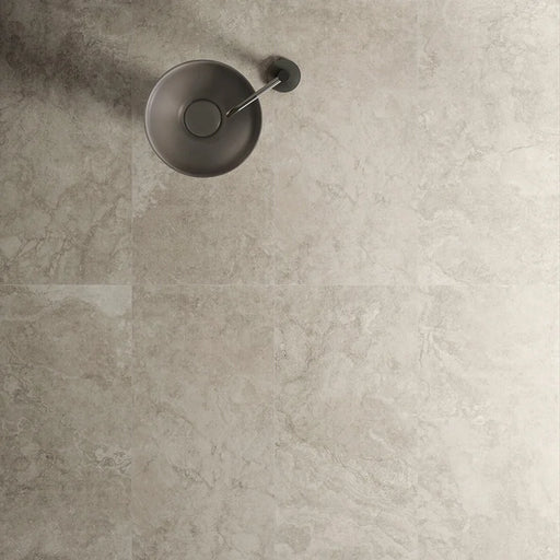 Dettaglio piastrella in gres porcellanato effetto pietra della collezione Artifact di Settecento Ceramica, colore Ash 60x120