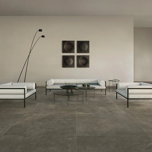 Dettaglio piastrella in gres porcellanato effetto pietra della collezione Artifact di Settecento Ceramica, colore Graphite 120x120