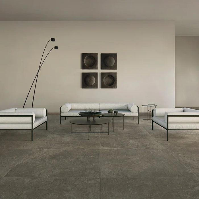 Dettaglio piastrella in gres porcellanato effetto pietra della collezione Artifact di Settecento Ceramica, colore Graphite 120x120