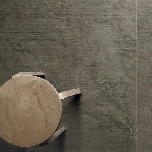 Dettaglio piastrella in gres porcellanato effetto pietra della collezione Artifact di Settecento Ceramica, colore Graphite 60x120