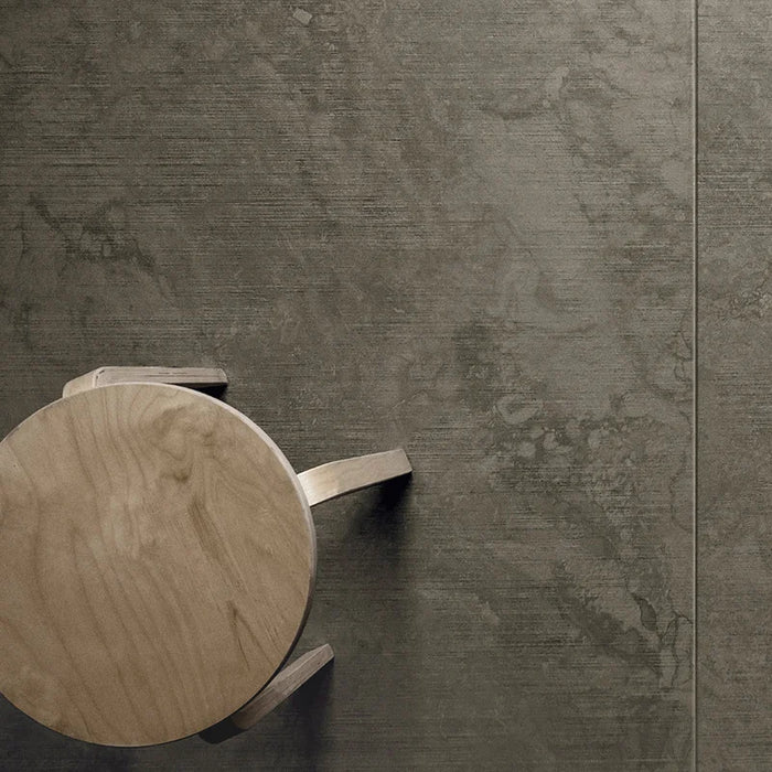 Dettaglio piastrella in gres porcellanato effetto pietra della collezione Artifact di Settecento Ceramica, colore Graphite 60x120