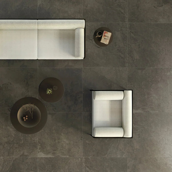 Dettaglio piastrella in gres porcellanato effetto pietra della collezione Artifact di Settecento Ceramica, colore Graphite 120x120