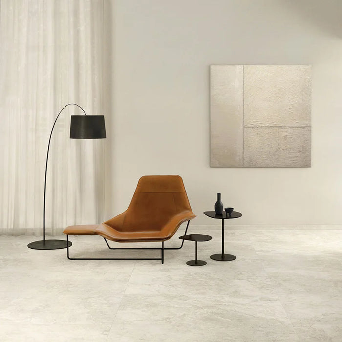 Dettaglio piastrella in gres porcellanato effetto pietra della collezione Artifact di Settecento Ceramica, colore Off White 120x120