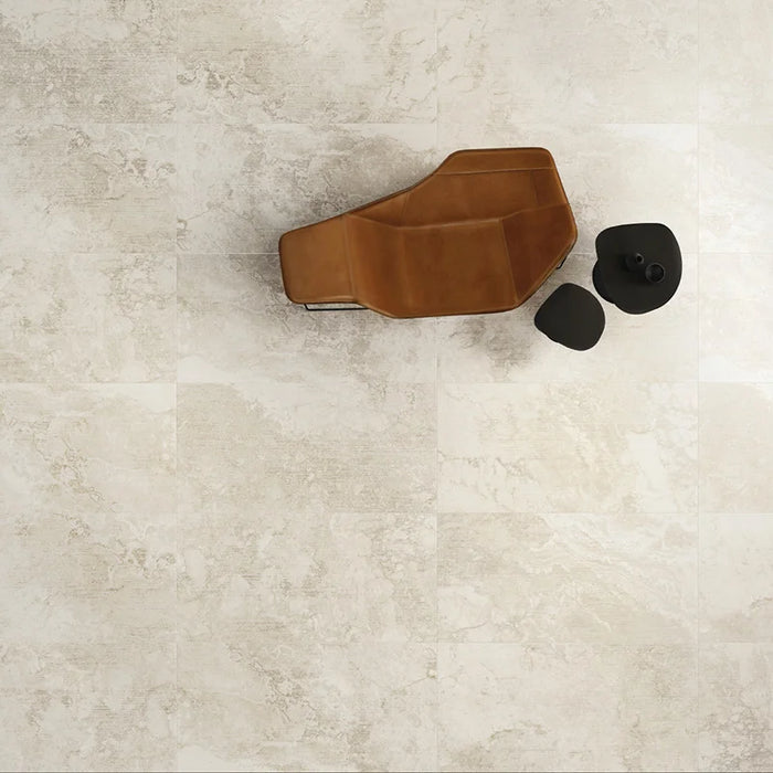 Dettaglio piastrella in gres porcellanato effetto pietra della collezione Artifact di Settecento Ceramica, colore Off White 60x120