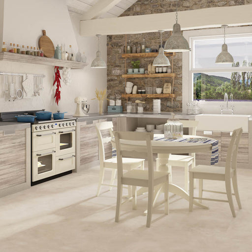 cucina moderna rustica in legno con travi bianche e pavimento in gres porcellanato smaltato opaco effetto cemento nuvolato dai toni caldi della collezione Baya di Paul & Co Ceramiche, formato 60x120, colore Pergamon