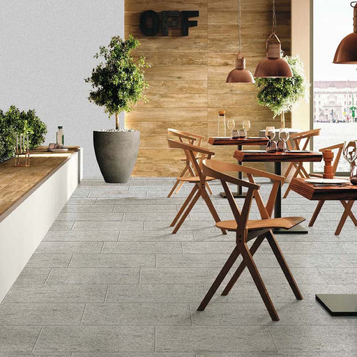 Ristorante con Pavimento in gres porcellanato della collezione Pietra di Bismantova di idea ceramica, formato 30x60 antiscivolo R11 per esterni, colore Grigio