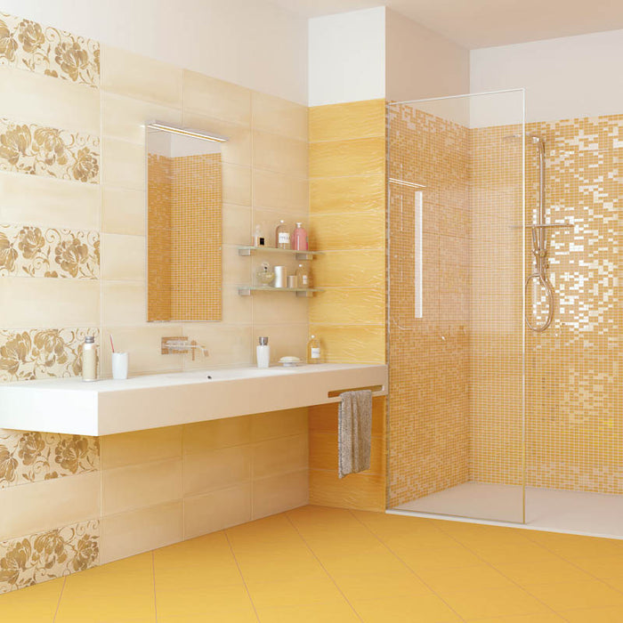 Bagno giallo con doccia walk in, lavandino bianco e muro con rivestimento con decoro floreale ispirato ai caraibi effetto carta da parati, piastrella lucida dai colori vivaci della collezione Caribe di Paul & Co Ceramiche, formato 20x50, colore Flores Ivory