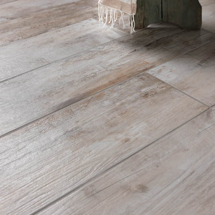 Dettaglio piastrelle per pavimenti in gres porcellanato effetto legno rustico anticato della collezione Cooper di Paul & Co Ceramiche, formato 20x120, colore Betulla