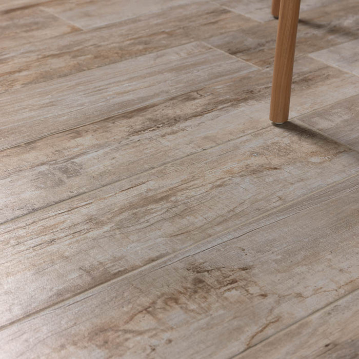 Dettaglio pavimento in gres porcellanato effetto legno rustico anticato della collezione Cooper di Paul & Co Ceramiche, formato 20x120, colore Frassino