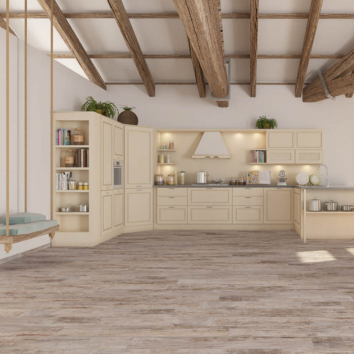 Casa rustica con travi in legno e cucina gialla vintage, pavimento in gres porcellanato effetto legno rustico anticato della collezione Cooper di Paul & Co Ceramiche, formato 20x120, colore Frassino