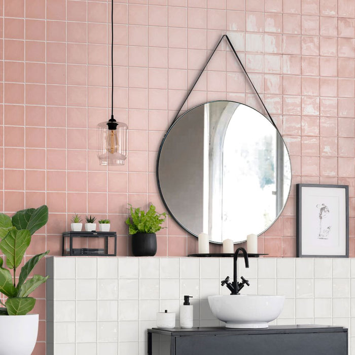 Bagno moderno minimal con muretto e rivestimento Crayon Ballet Rose di Self Style by Keradom