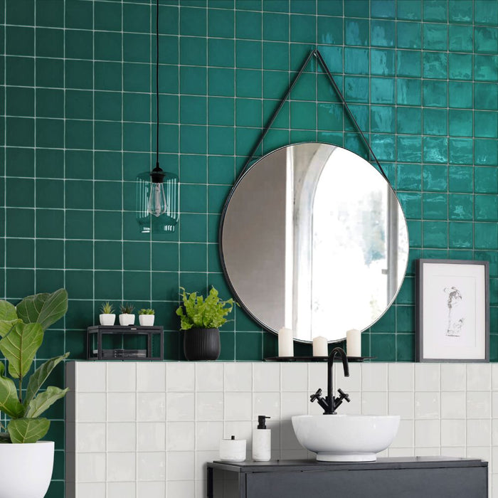 Bagno moderno con lavandino minimal bianco, lampadina in un vasetto, piante, specchio tondo e rivestimento Marine Green della collezione Crayon di Self Style by Keradom