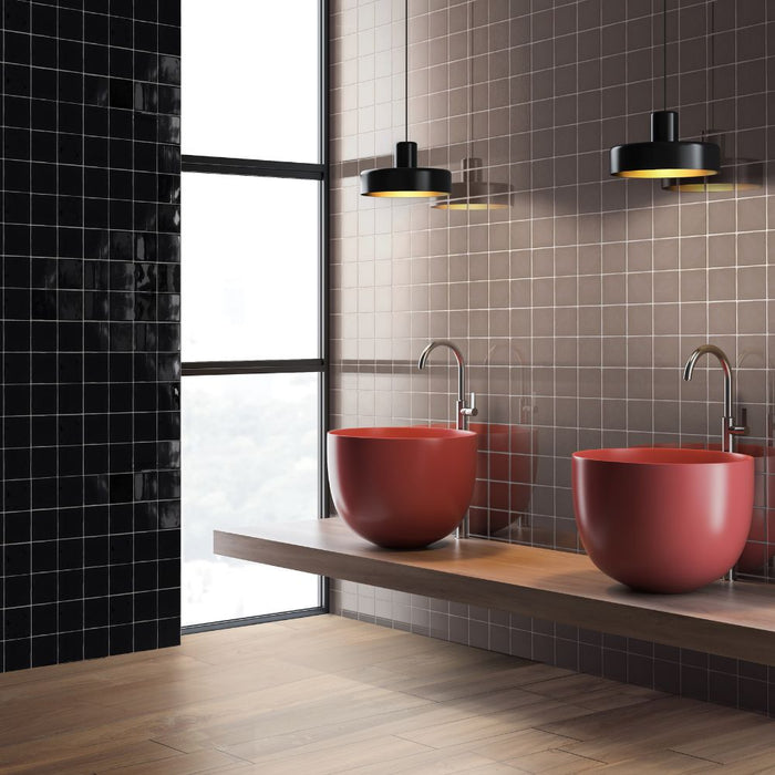 Bagno minimal con doppio lavandino rosso a pillola, parquet e rivestimento Crayon Mud Glossy di Self Style by Keradom