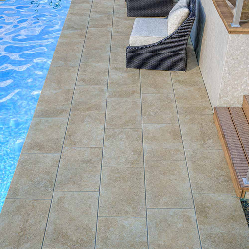 Bordo piscina con piastrelle per pavimento  in gres porcellanato effetto pietra leccese. Collezione Dea di Idea Ceramica, Colore Gold Formato 40x60  R11 antiscivolo per pavimenti esterni