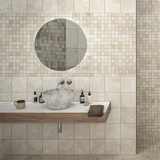 Bagno moderno con pavimento e rivestimento in gres porcellanato effetto pietra leccese. Collezione Dea di Idea Ceramica, Colore Ivory Formato 22x22 rettificato 