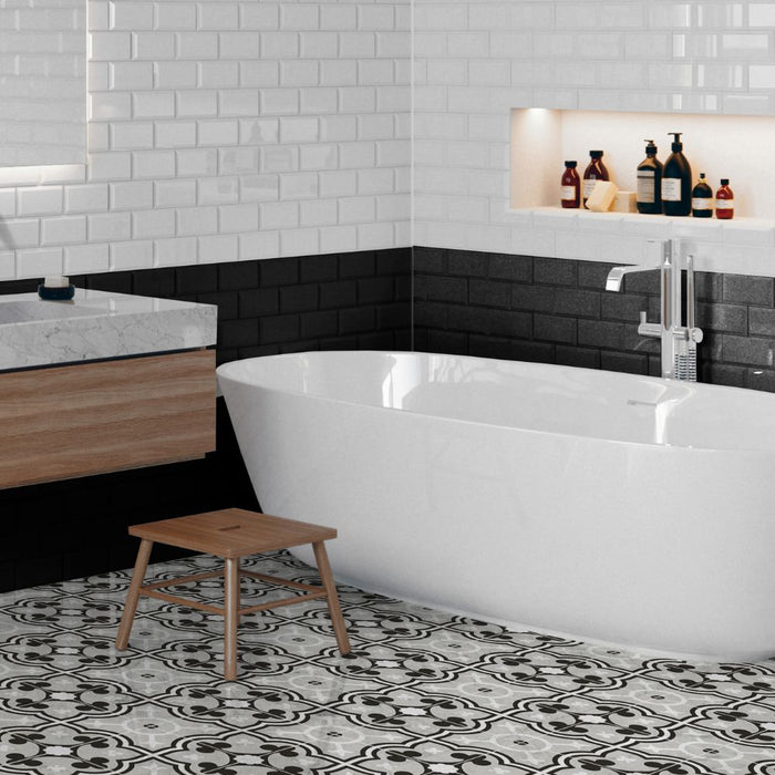 Bagno moderno black and white con vasca in stile minimal e pavimento in Gres porcellanato decorato. Decoro 9 Collezione More di Keradom.