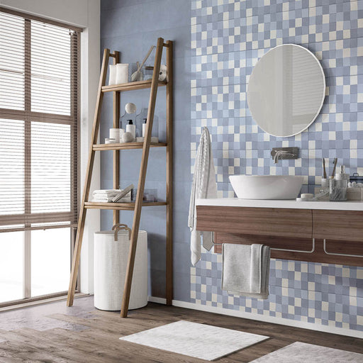 bagno blu con mobile e pavimento in legno, muro con rivestimento interno effetto mosaico a rilievo della collezione Easy di Savoia Italia, formato 20x50, colore Mosaico Avio