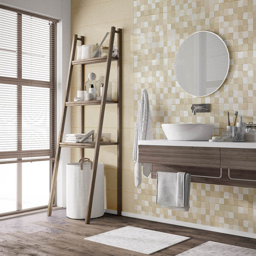 Bagno giallo con mobile e pavimento in legno, muro con rivestimento interno effetto mosaico a rilievo della collezione Easy di Savoia Italia, formato 20x50, colore Mosaico Beige