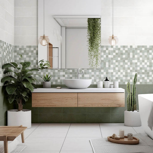 Bagno verde e bianco con mobile in legno, pavimento bianco e muro con rivestimento interno effetto mosaico a rilievo della collezione Easy di Savoia Italia, formato 20x50, colore Mosaico Salvia