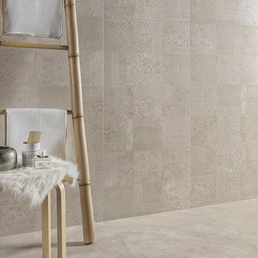 Dettaglio Bagno con scala in bambù e sgabello in legno, rivestimento in gres porcellanato smaltato opaco effetto pietra naturale ardesia della collezione Ecoslate di Paul & Co Ceramiche, formato 60x120, colore Batik Beige