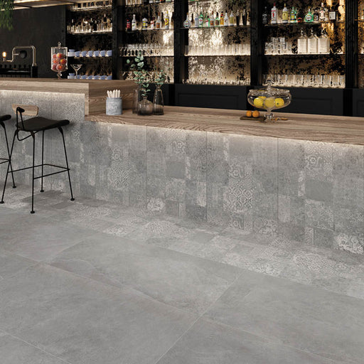 Bancone bar in legno con rivestimento in gres porcellanato smaltato opaco effetto pietra naturale ardesia della collezione Ecoslate di Paul & Co Ceramiche, formato 60x120, colore Batik Grey