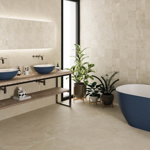 Bagno moderno con mobile in legno, lavandini e vasca blu e pavimento in gres porcellanato smaltato opaco effetto pietra naturale ardesia della collezione Ecoslate di Paul & Co Ceramiche, formato 60x120, colore Beige